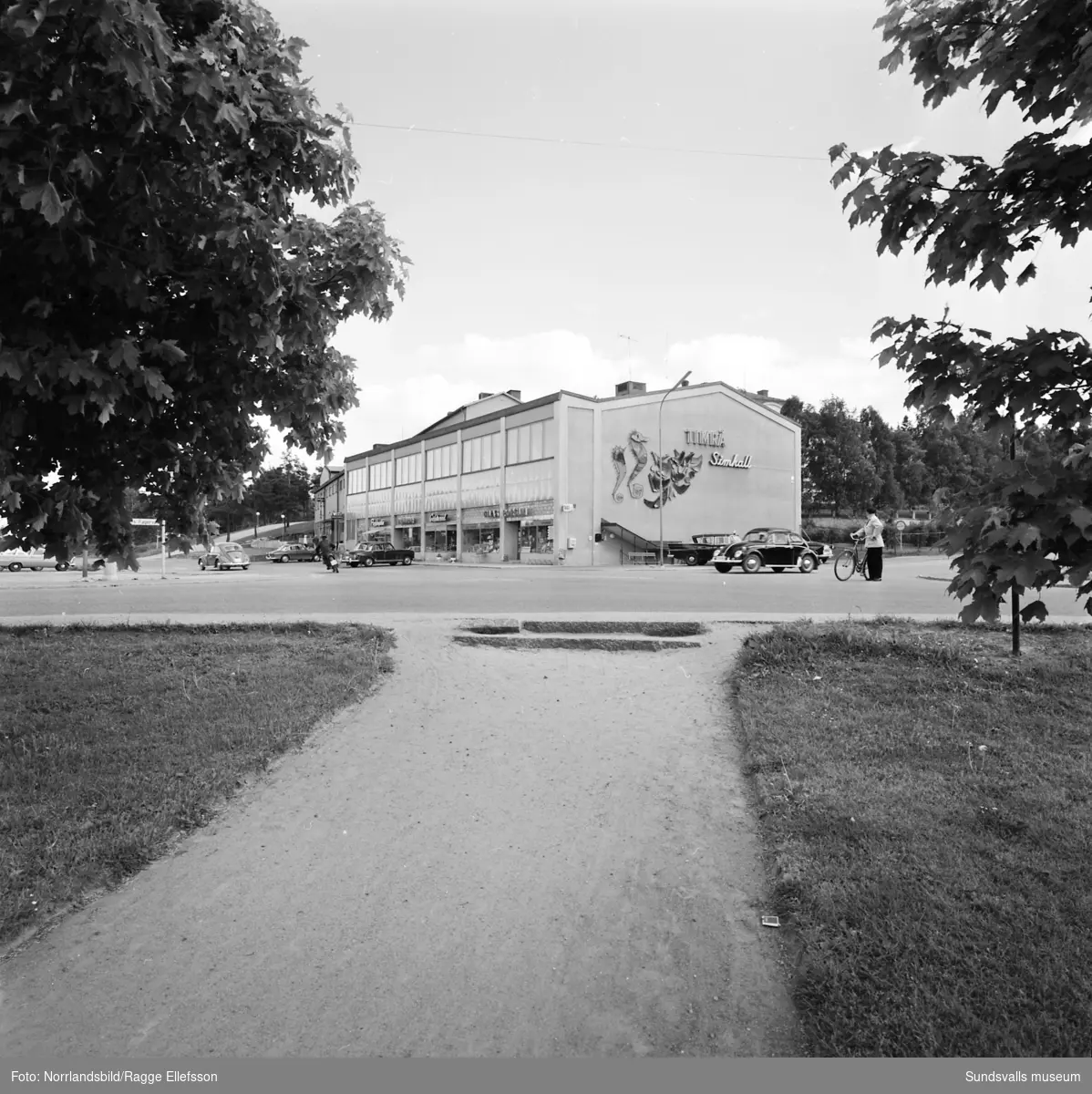 Exteriörbild på Timrå badhus med fasadutsmyckningen på gaveln. Fotograferat på avstånd.