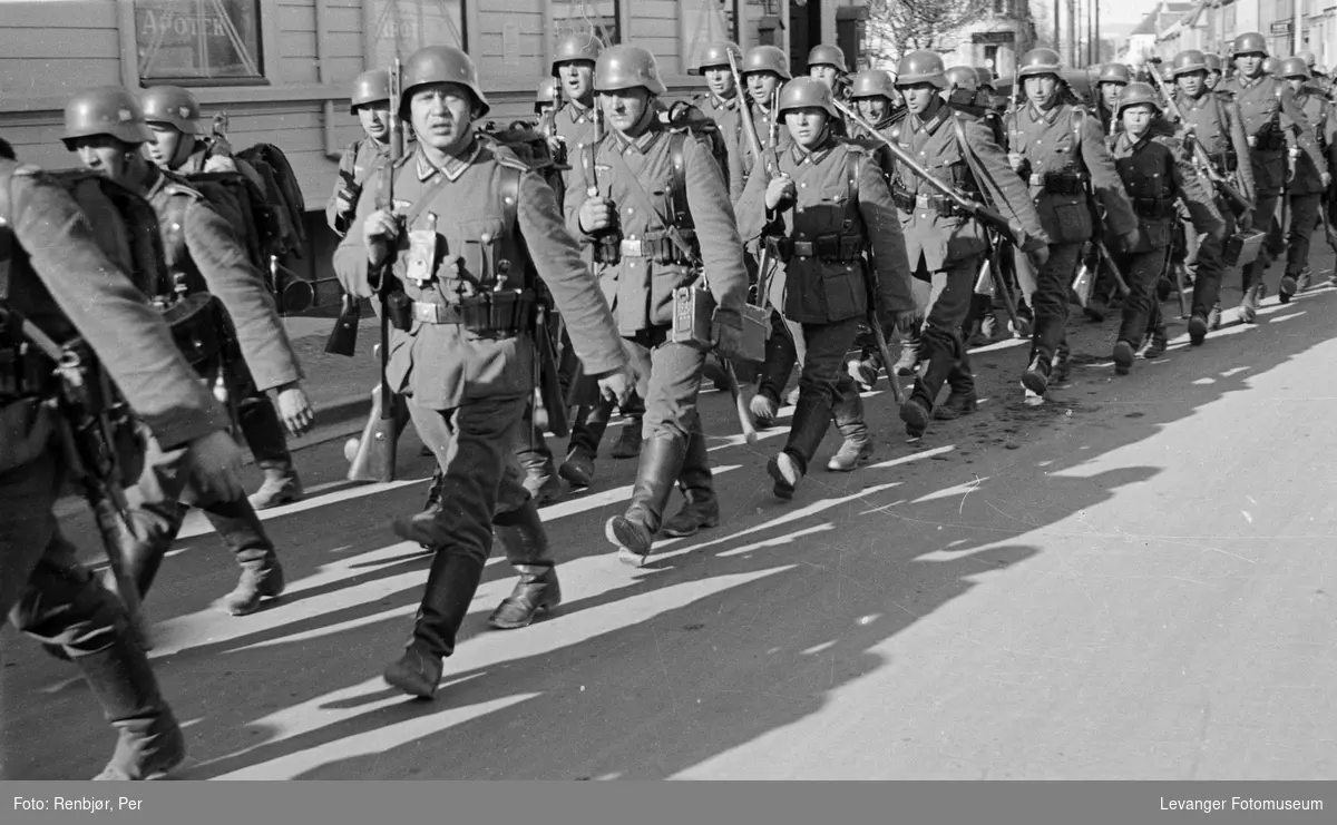 Tyske soldater marsjerer i gatene i 1940.