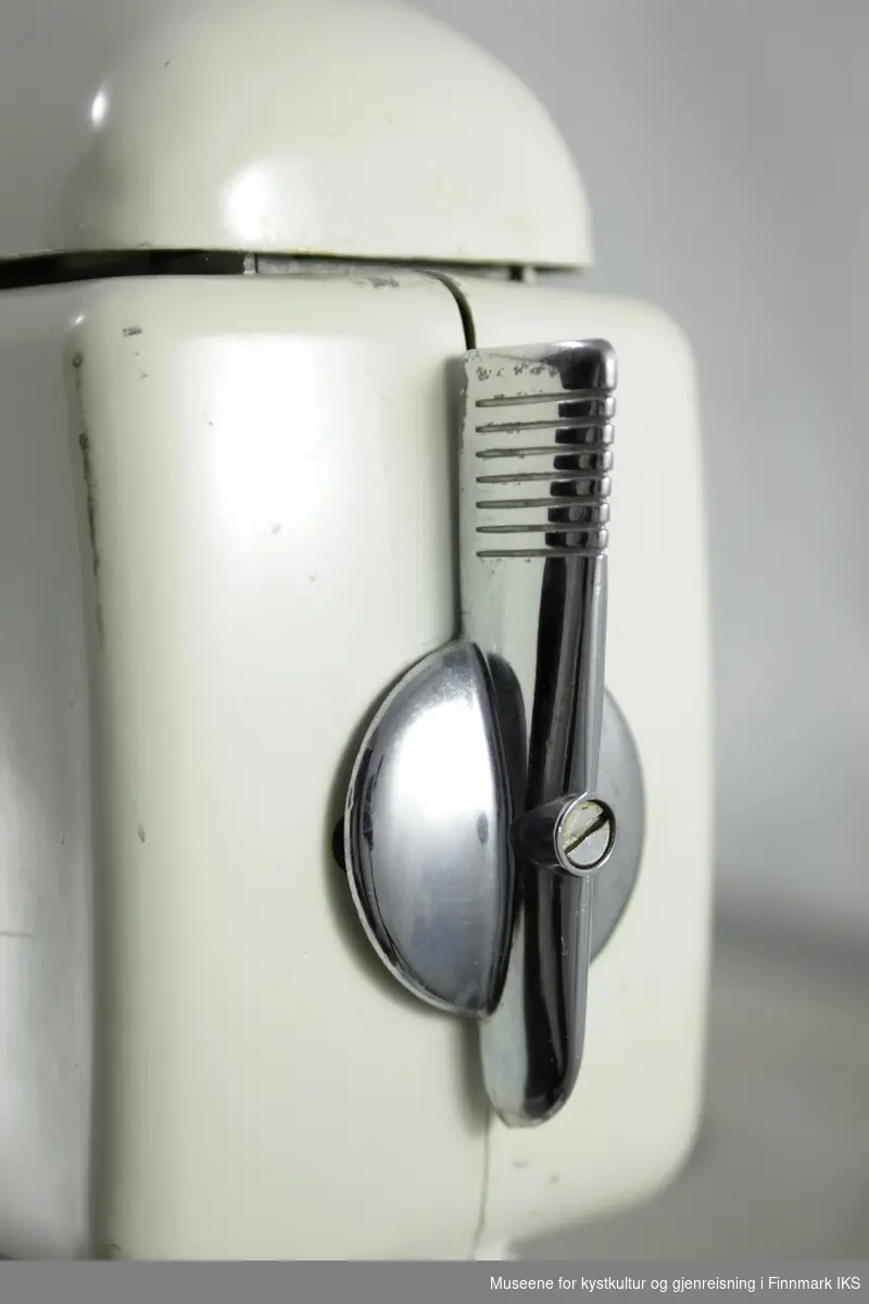 Vaskemaskinen består av en rektangulær kropp i emaljert metall.Oppe på fronten er det plassert fire brytere og en liten rød lampe. Øvresiden er laget i sølv metall. Vasketrommen er tilgjengelig fra toppen og dekket med et løst lokk med en rundt, blått håndtak i midten. Oppe på vaskemaskinen, i bakre, venstre hjørnet, er det montert en vrimaskin eller klesrulle. Den kan høydejusteres ved å vri mekanismen på øvresiden der det står LOW, MED og HIGH. På høyresiden av klesrullemekanismen finnes det et lås som kan åpnes ved å løfte den. Den øvre avdekningen kan løftes og rullene kan tas ut. På vaskemaskinens bakside er typeskiltet plassert og det finnes et lite rom med rund åpning, der den elektriske ledningen kan plasseres.