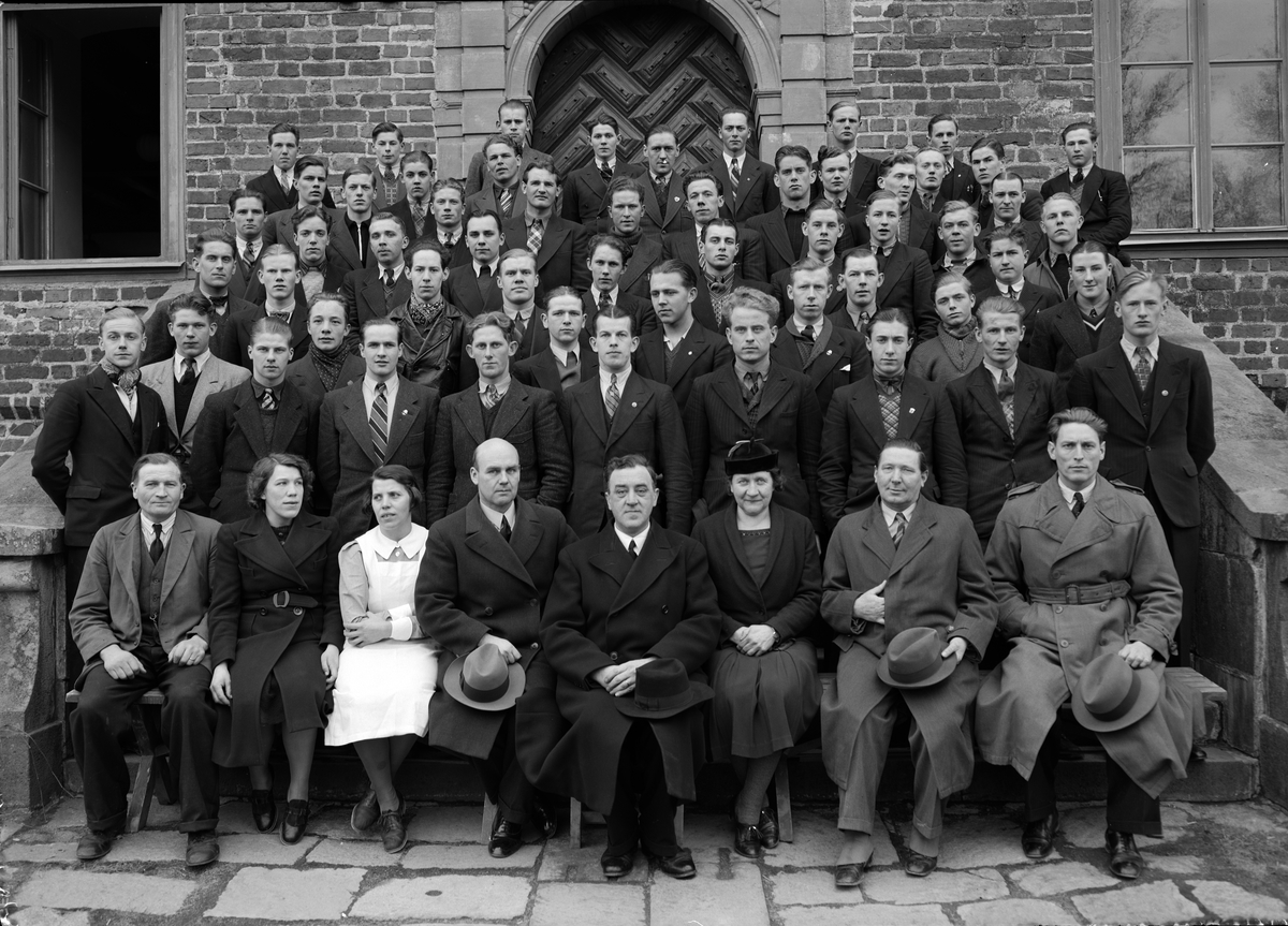 Grupporträtt - lärare och elever vid Wiks folkhögskola, Balingsta socken, Uppland 1939