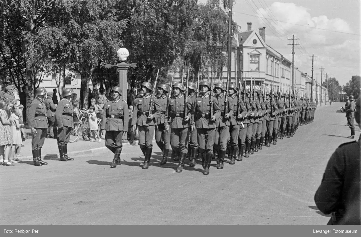 Tyske soldater marsjerer i Levangers gater