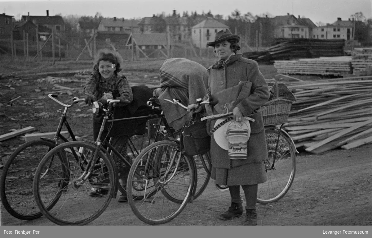 Ågot Kvam og Magnhild Renbjør flykter på sykkel ut av byen