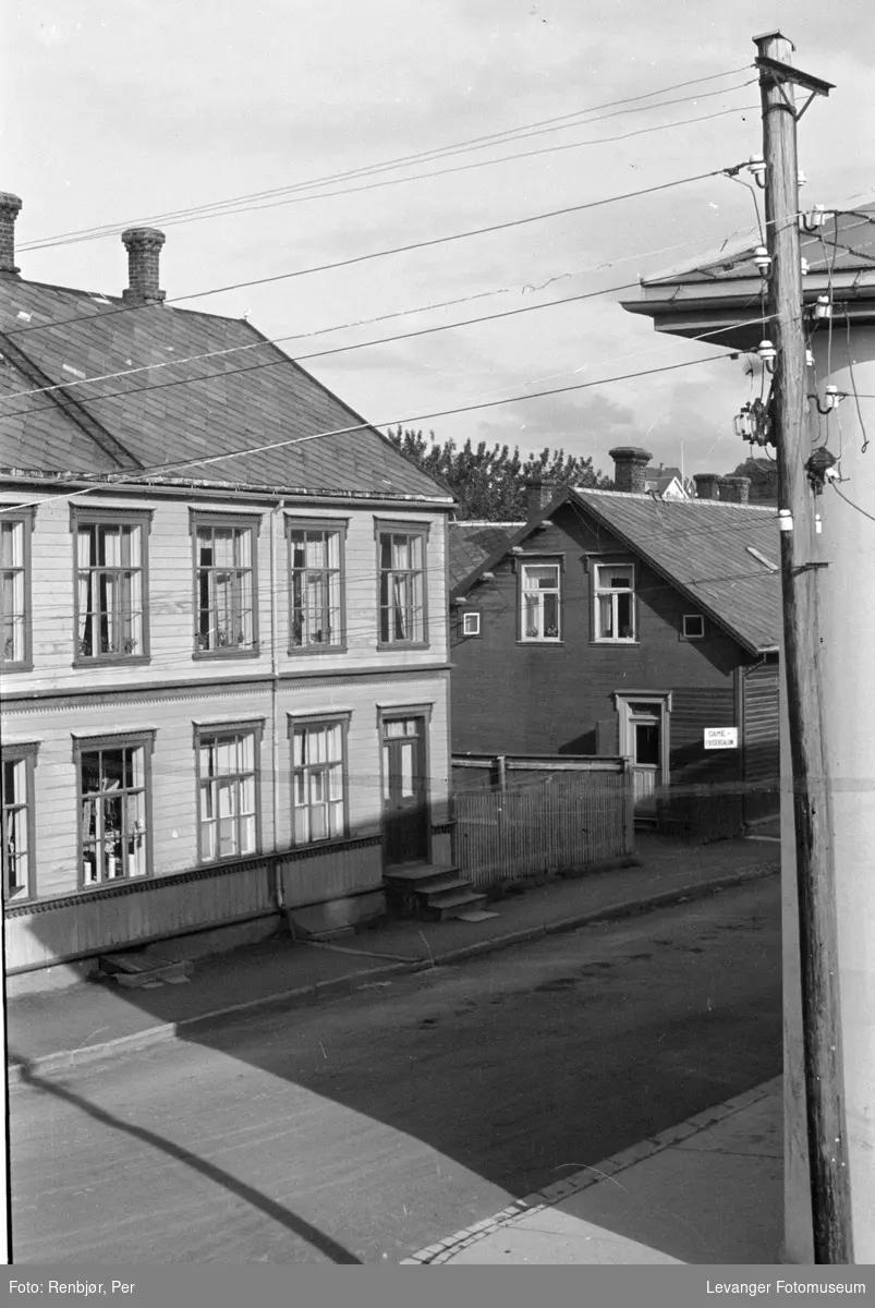 Utsikt fra Renbjørs hjørnevindu mot Røskaftgården.