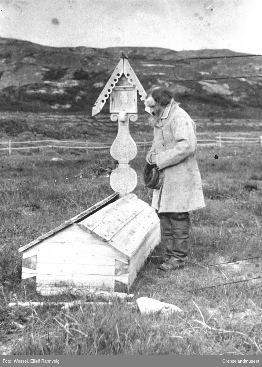 Russeren Simianoff ved en grav på russisk side i Grense Jakobselv ca 1900