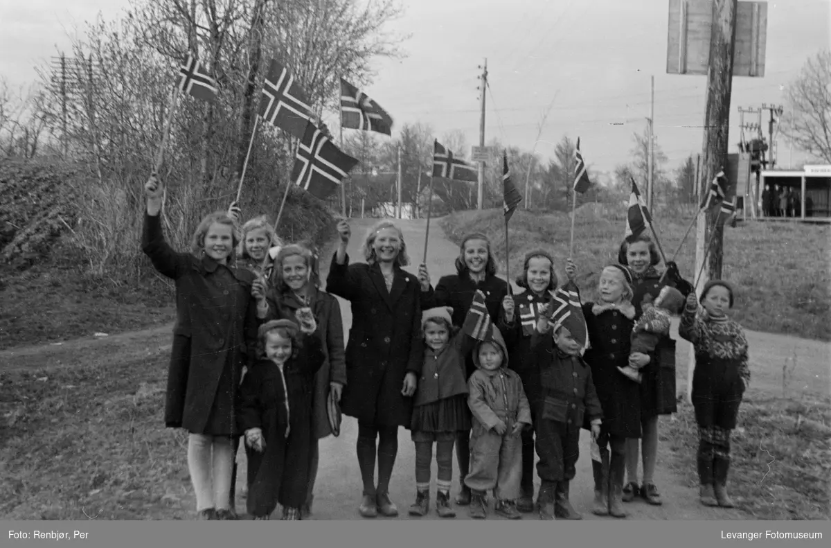 Glade barn med flagg feirer at krigen er over.