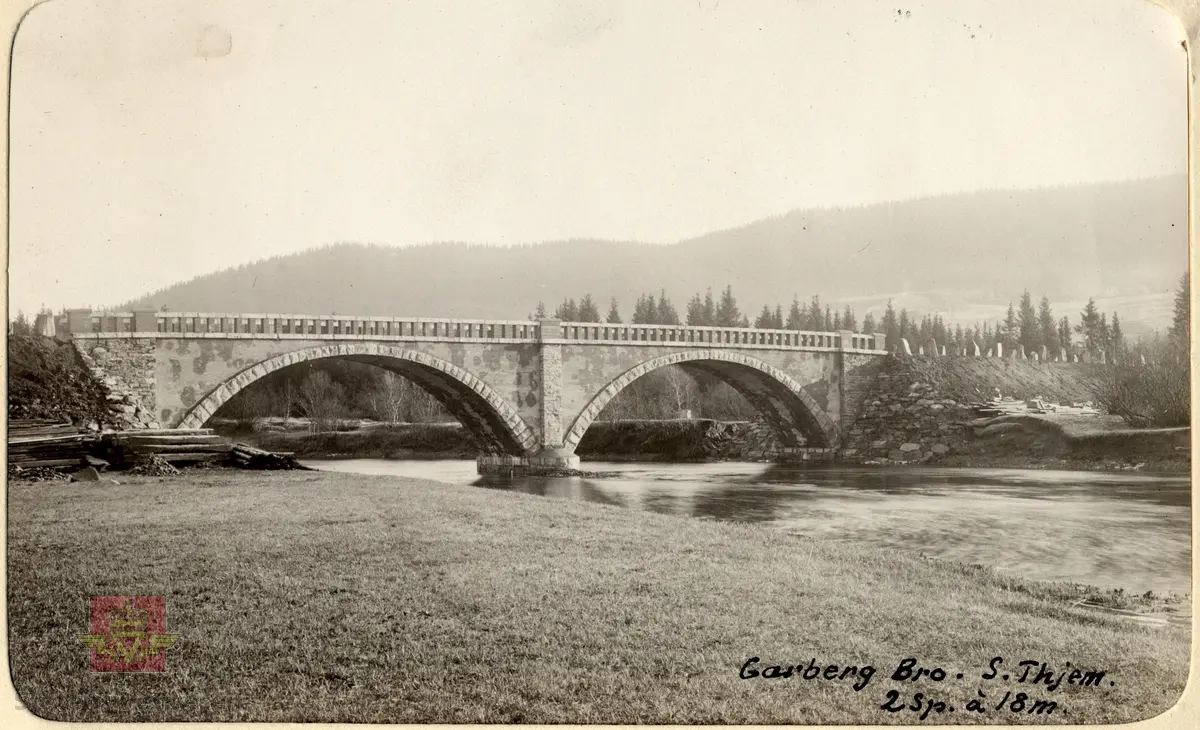 Tekst på bildet: "Garberg bro - S.Thjem. 2 Sp. à 18 m." Garberg bru 1914 , Selbu. To spenn på 18 meter hver.
Garberg bru i Selbu ble stod ferdig i 1916, ikke i 1914 som det står i artikkelen. 
(Opplysninger fra Harald Voldseth)