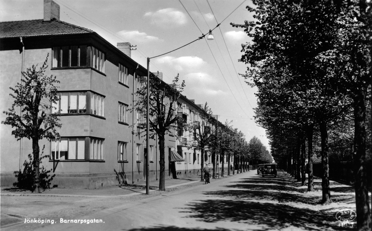 Hörnet Sjögatan-Barnarpsgatan i Jönköping. Huset, med det tidstypiska sättet att bygga fönster i hörnet är från 1930-talet.
