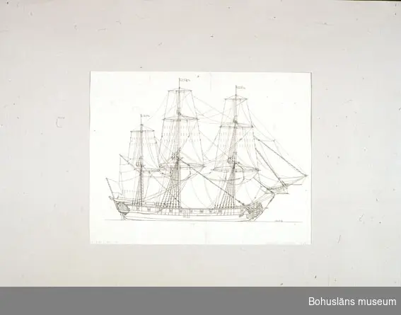 Montering/ram: Passepartout av tunn grå kartong; 55 x 66 cm, Svensk handelsfregatt från 1768 efter Chapman.
Övrig historik se UM72.26.001.