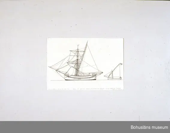 Montering/ram: Passepartout av tunn grå kartong; 55 x 66 cm, Segel på Egeiska havet, en turkisk caique och en grekisk fiskebåt från Mykonos.
Övrig historik se UM72.26.001.