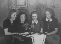 Fotografi av fire kvinner som sitter rundt et bord. Fra vens