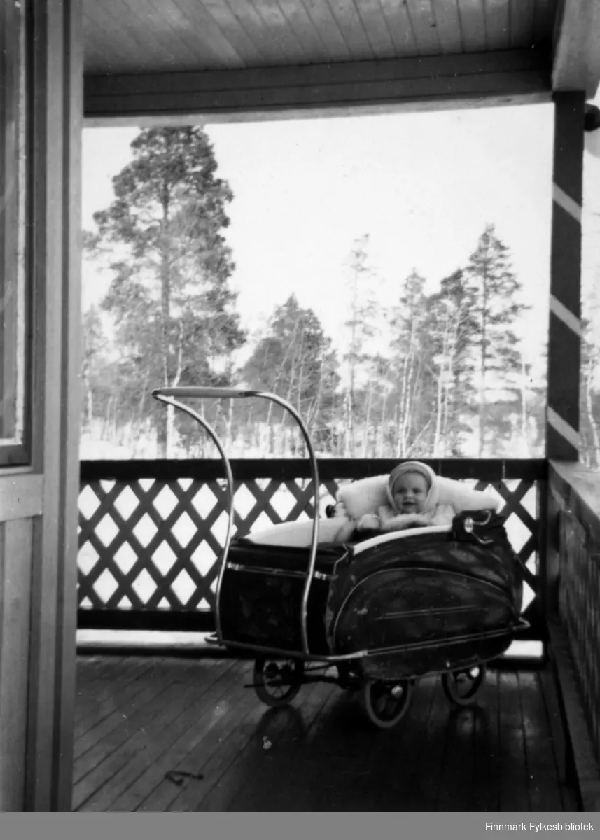 Tony Reidar Stenbakk fotografert i barnevogn på veranda på Stenbakk i 1954.