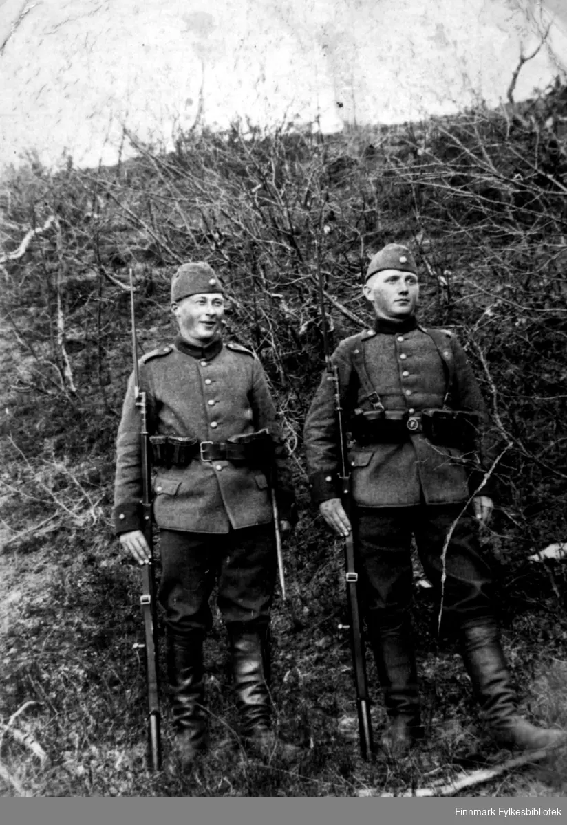 Portrett av to menn i uniform. Mannen til venstre er ukjent, men til høyre står Jalmari Randa. Bildet er muligens fotografert i Finland?