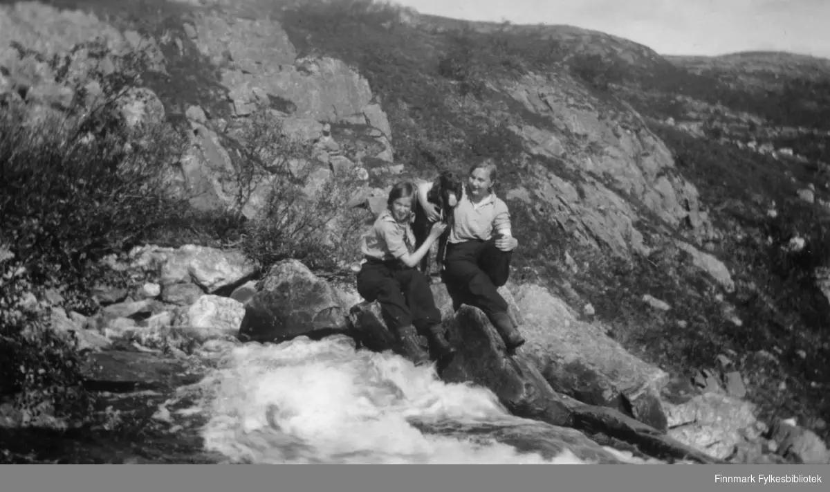 Ruth Grønvigh og Ella Gunnari på tur til fossen ovenfor Fosshytta i Bugøyfjord, sommeren 1934