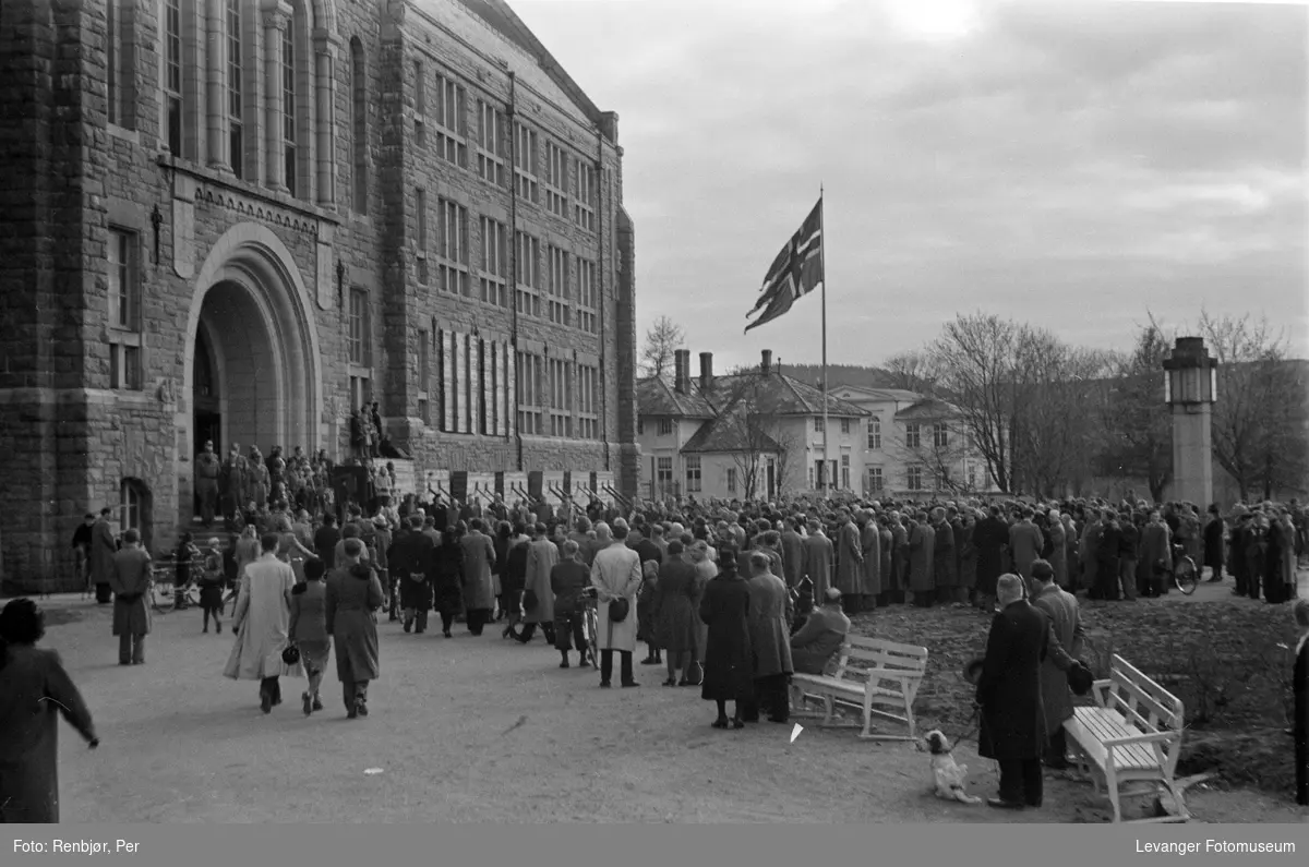 Fredsvåren, ansamling av mennesker på NTH på morgene den 8.5.1945.