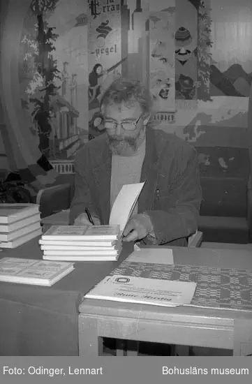 Rune Hurtig signerar böcker på Uddevalla bibliotek