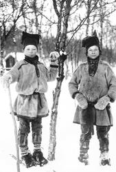 To samiske gutter, før 1897. Til venstre muligens Ulve og ti