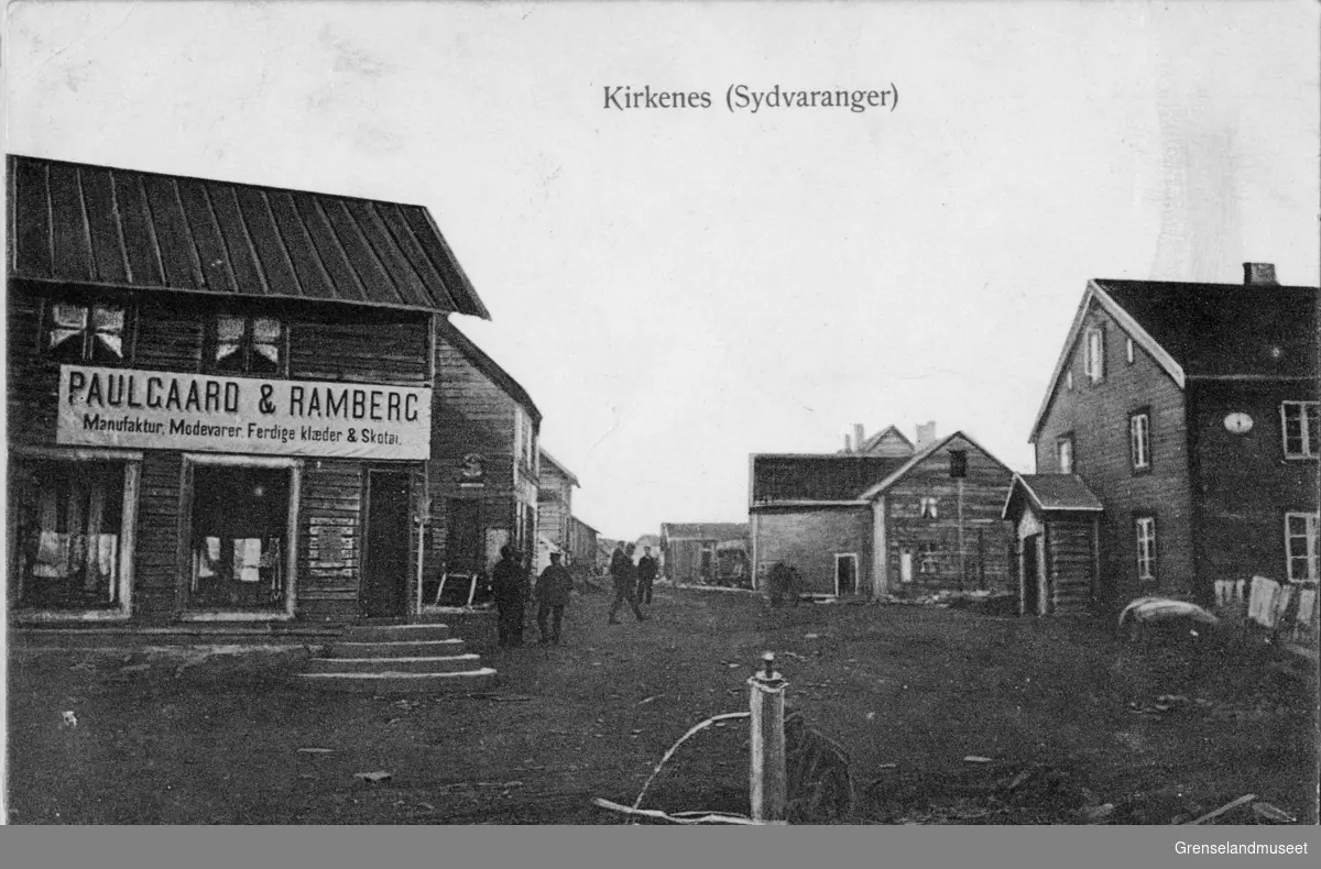 Kirkenes 1912-13
Til venstre Paulgaard og Rambergs forretning.
Til høyre Figenschous hus med post og telegraf.