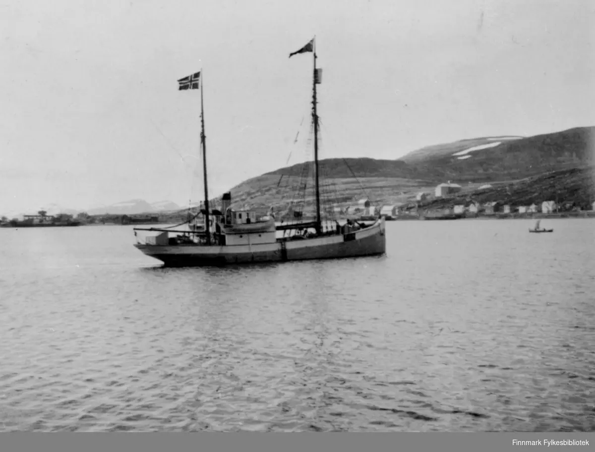 Ishavsskute i havneområdet i Hammerfest, med norsk flagg i masta. Mest sannsynlig het den "Veiding", som i mange år var flaggskipet i Ishavsflåten. Den ble ombygget flere ganger.