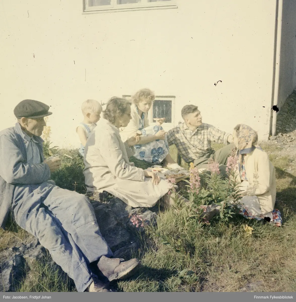 Seks personer samlet utenfor familien Nakkens hus i Rypefjord. De er fra venstre: Arne Nakken(far), ukjent gutt, Aase Randi Jacobsen(datter f. Nakken), Henriette Nakken(svigerdatter med kallenavn Dokka), Øystein Nakken(sønn), og Sigrid Nakken(mor).