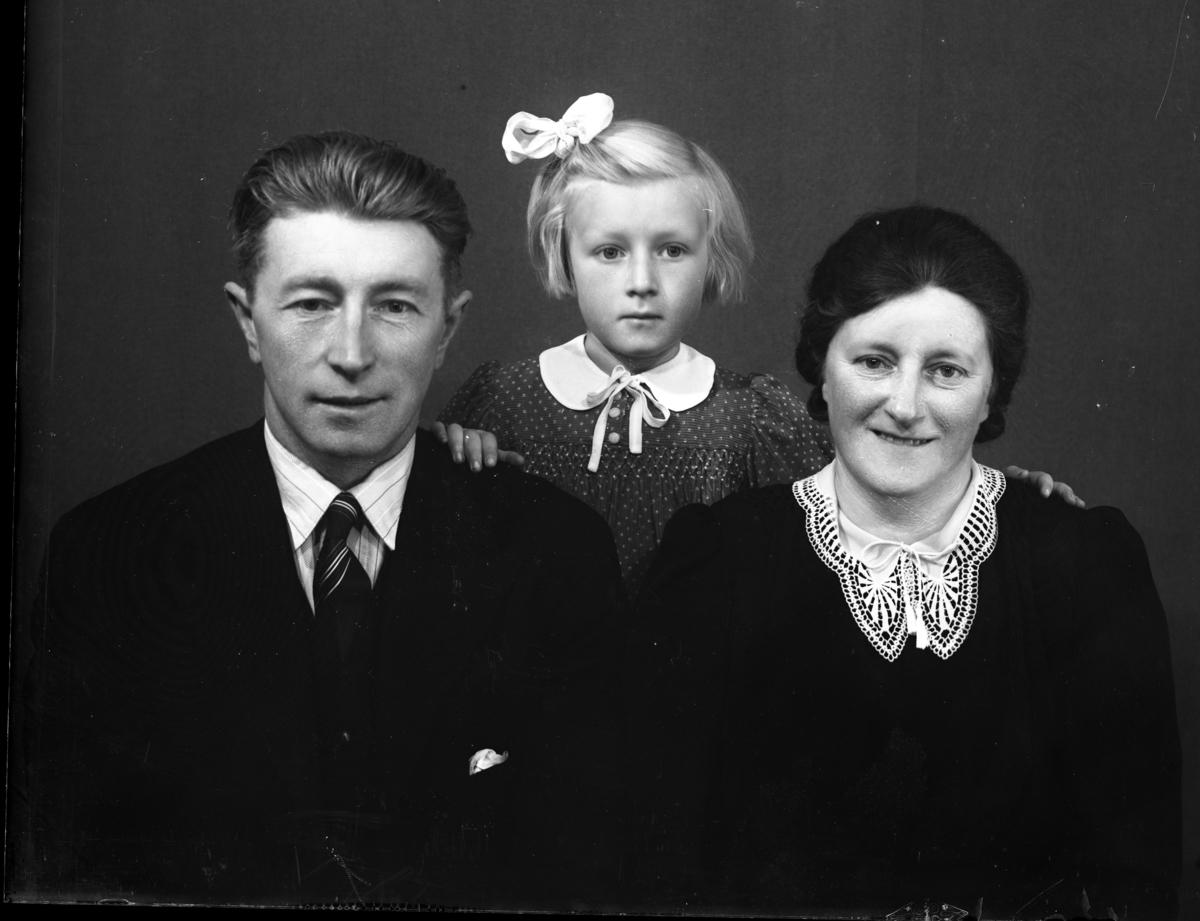 Ola Arneson Bleiktvedt med kone Barbo Olsdtr. Bråten og dotter Kari Gerd Olsdtr. Bleiktvedt