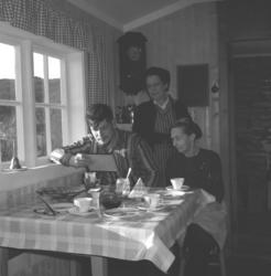 Sigrud Logn fra Oslo spiser frokost hos bestemor Sigrid Nakk