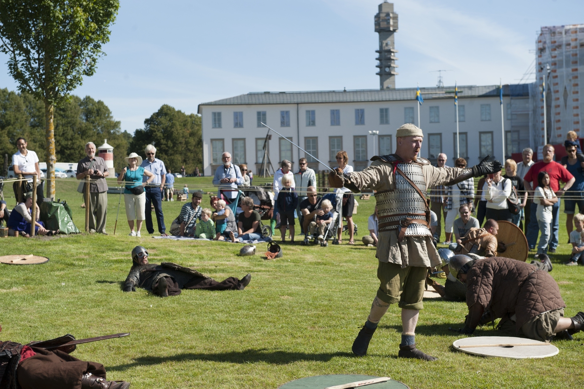 "Skeppen kommer" Vikingaskepp och vikingar vid Sjöhistoriska 2013. Marknad, vikingar som slåss, prova att skjuta båge, baka bröd m.m.