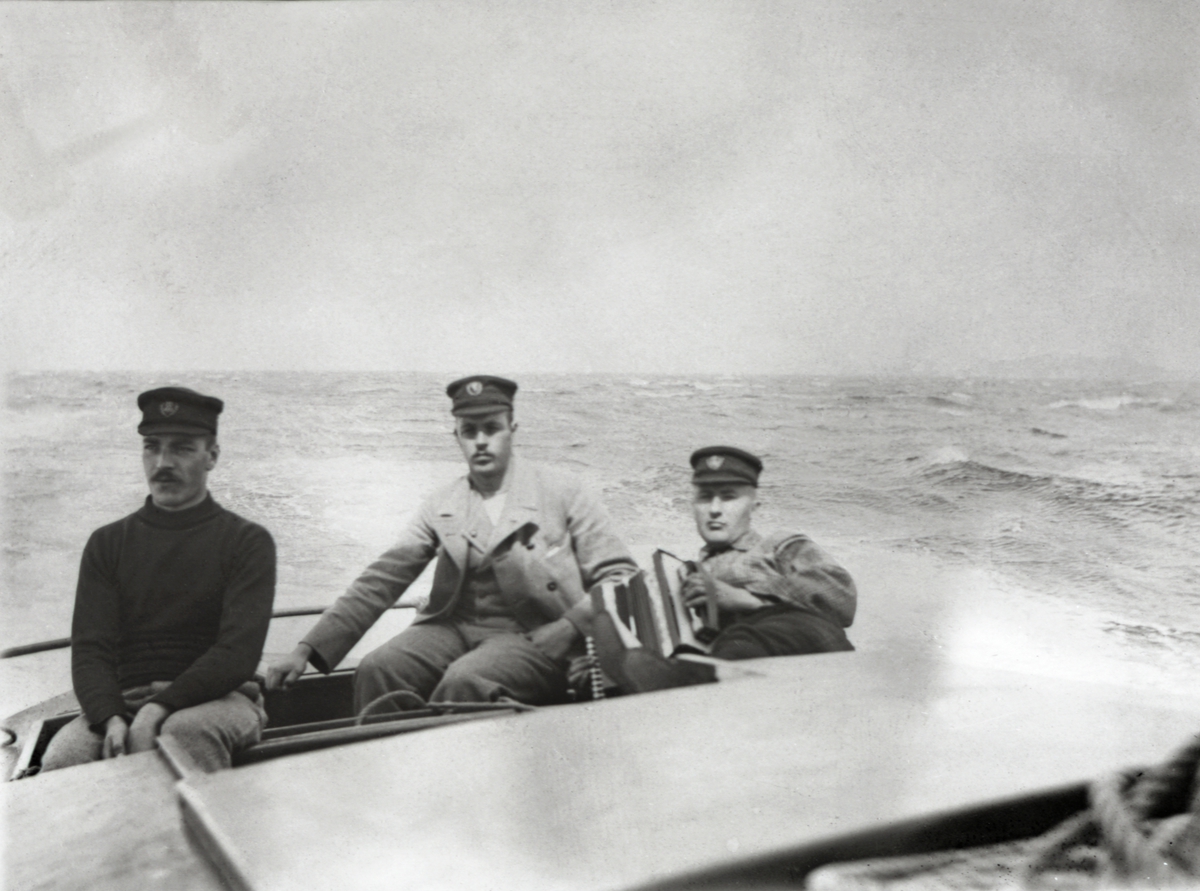 Rormann Arnold Meyer, hans venn Ingolf Ellingsen og ukjent mann med trekkspill, ombord i spissgatter 'Venus'