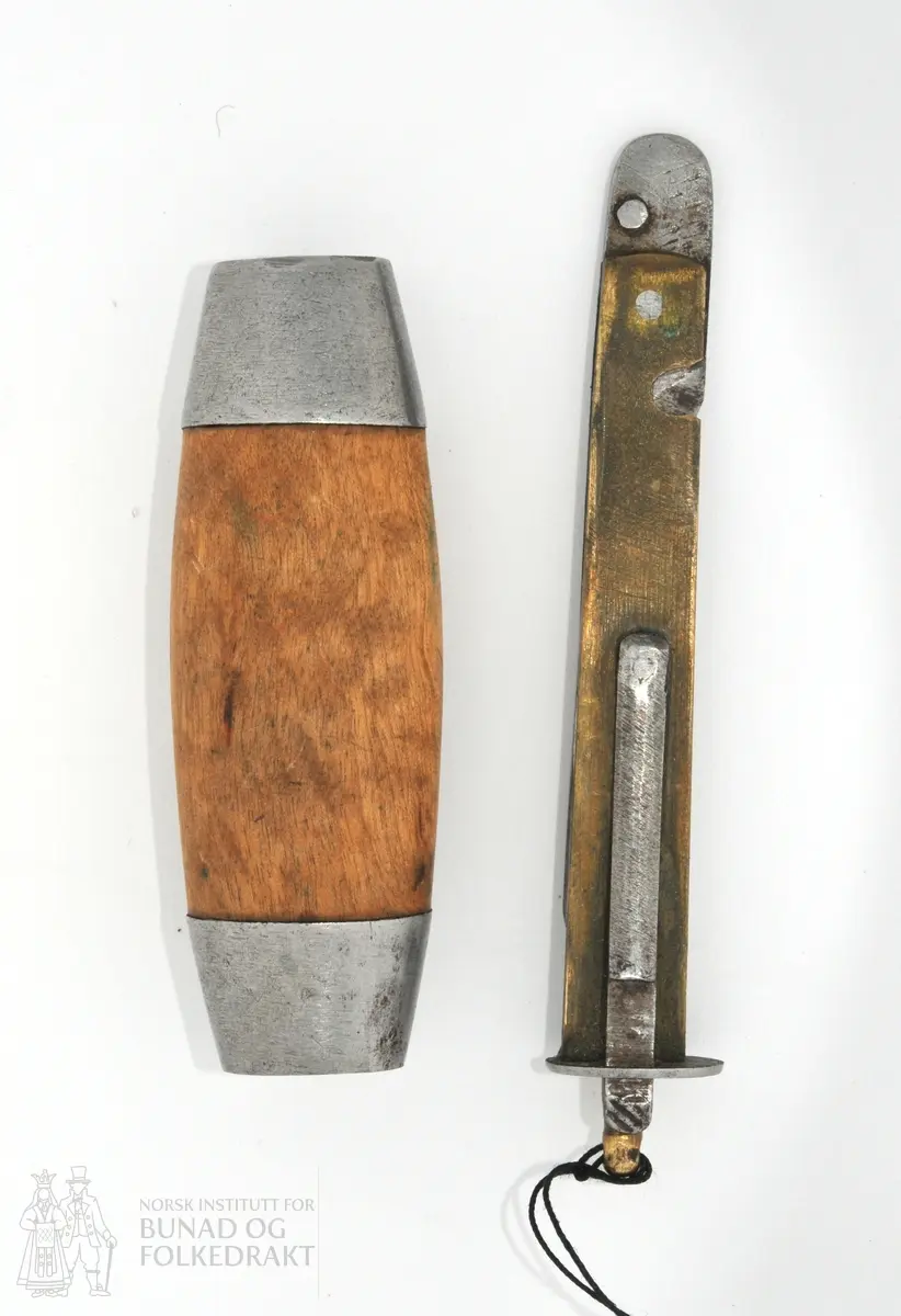 Kniv i metall med knivholder i metall og tre. Kniven er til å folde ut og det er festet en tråd (Bjønntråd) i den ene enden.