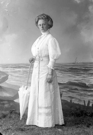 Enligt fotografens journal nr 2 1909-1915: "Lundqvist, Fru Ön".