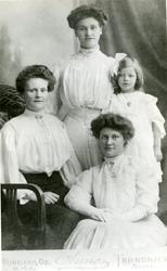 Karoline, Anna Birgitte, Oline, Amunda og Lise Gladsø?