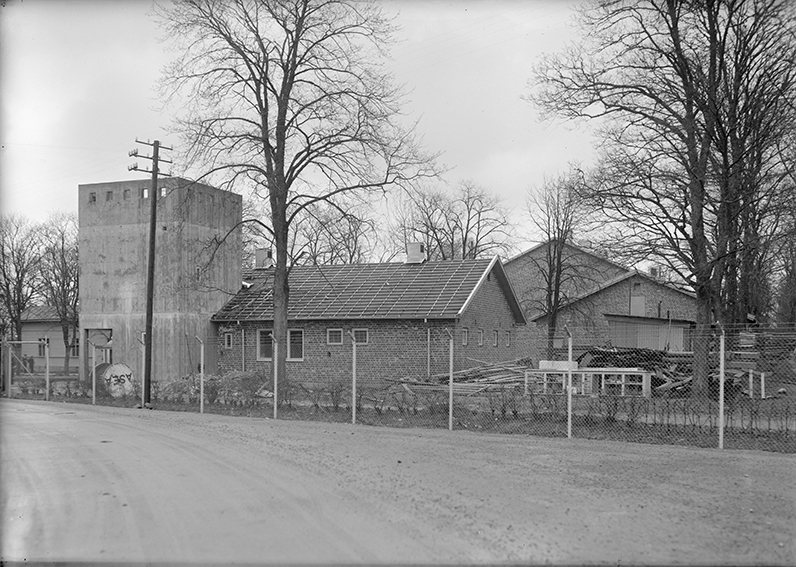 Nya vakthuset på F 3 Malmen byggs, 1944. Exteriör ur två vinklar.