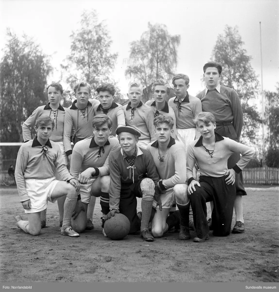 Fotboll på västra plan, Åkersvik. Lagbild och spelbilder.