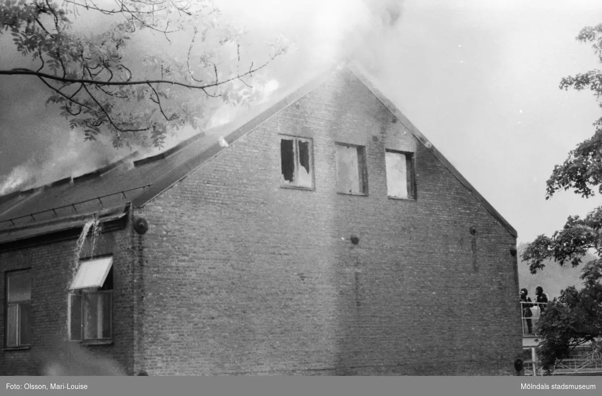 Soab-branden i Stora Götafors den 4 juni 1986. Brandmän som bekämpar branden via taket.