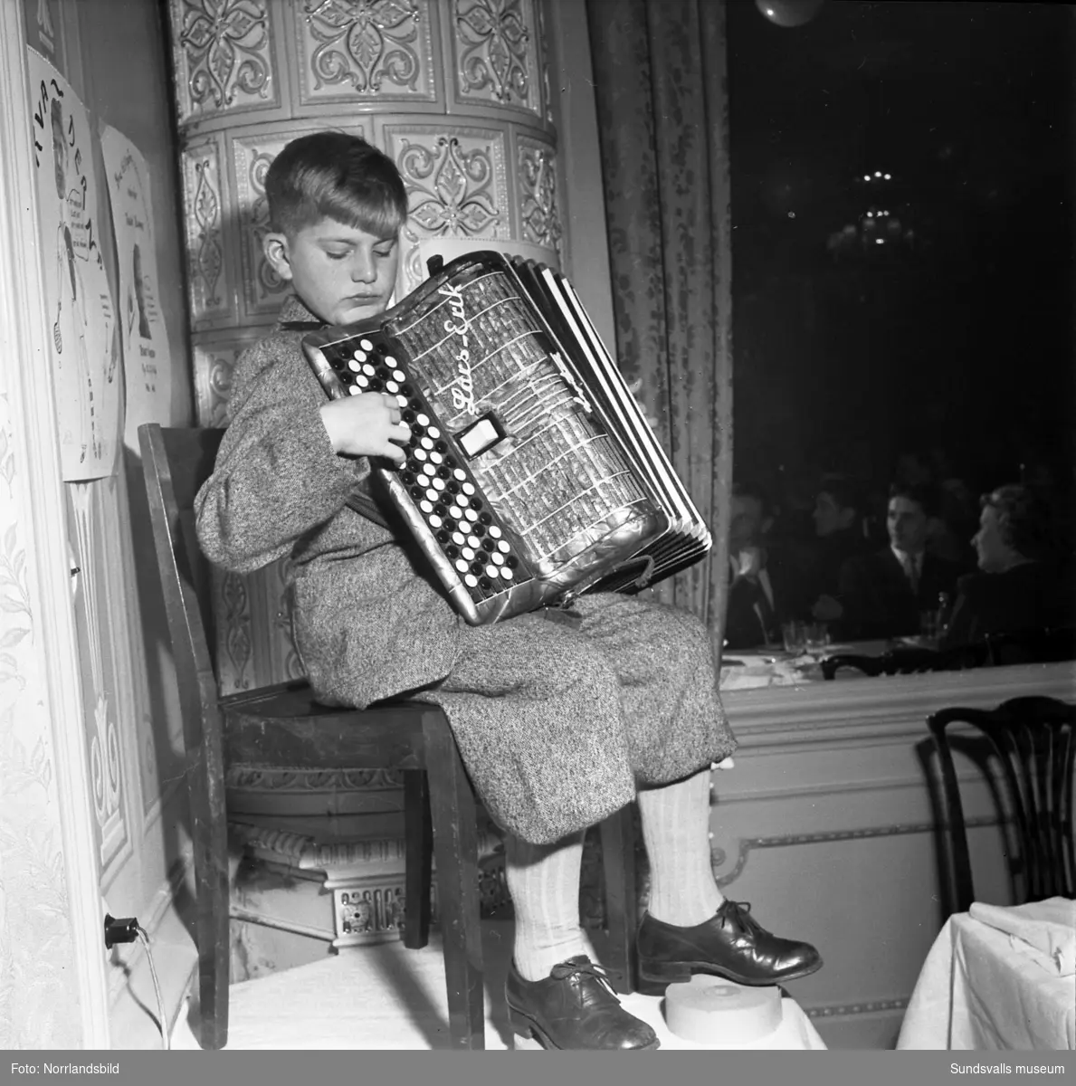 Efter GIF Sundsvalls 47:e årsmöte som hölls på hotell Knaust i november 1950 samlades över 100 giffare med respektive i hotellets festvåning för den traditionsenliga kamratfesten. Där ska stämningen ha varit på topp hela kvällen med bland annat uppträdande av GIF-legendaren Allan ”Mack-Allan” Sundboms musikaliske tioårige son. På en provisorisk scen trakterade Lars-Erik Sundbom sitt femradiga dragspel som en hel karl. Kvällen avslutades sedan med dans till tonerna av Ågrens musikkapell.