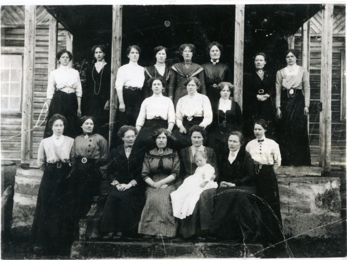 Gruppebilde av elever ved syskole på Nørre Viste 74/3 Vestre Slidre i 1913.