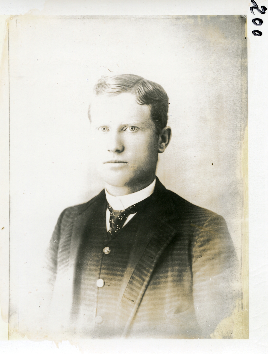 Brystbilde av mann. Kristen Rogne, født 1870. Kona hans var fra Robølsbygden, Øystre Slidre. De reiste til Amerika som unge.
