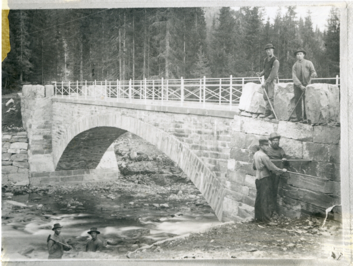 Bygging av Vindebrue i 1903. Storefoss, Øystre Slidre.