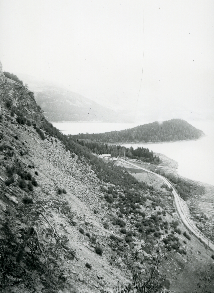 Utsikt fra Skjoldhammer mot Fagernes. Storøya midt i bildet.