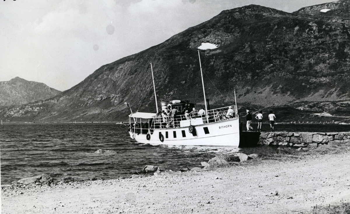 Båten Bitihorn liggende til kai ved Bygdin