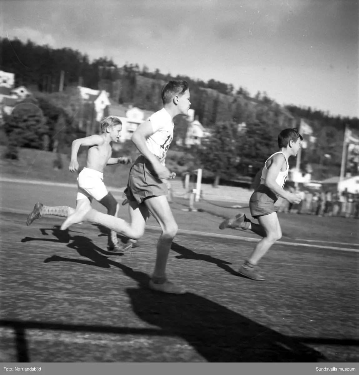 Folkskolans idrottstävling i Idrottsparken. Löpning, höjdhopp.