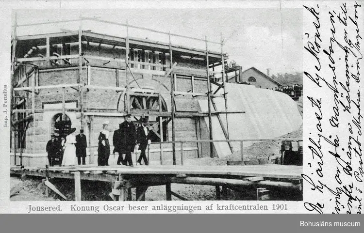 Text på kortet:"  Jonsered. Konung Oskar beser anläggningen af karftcentralen 1901".