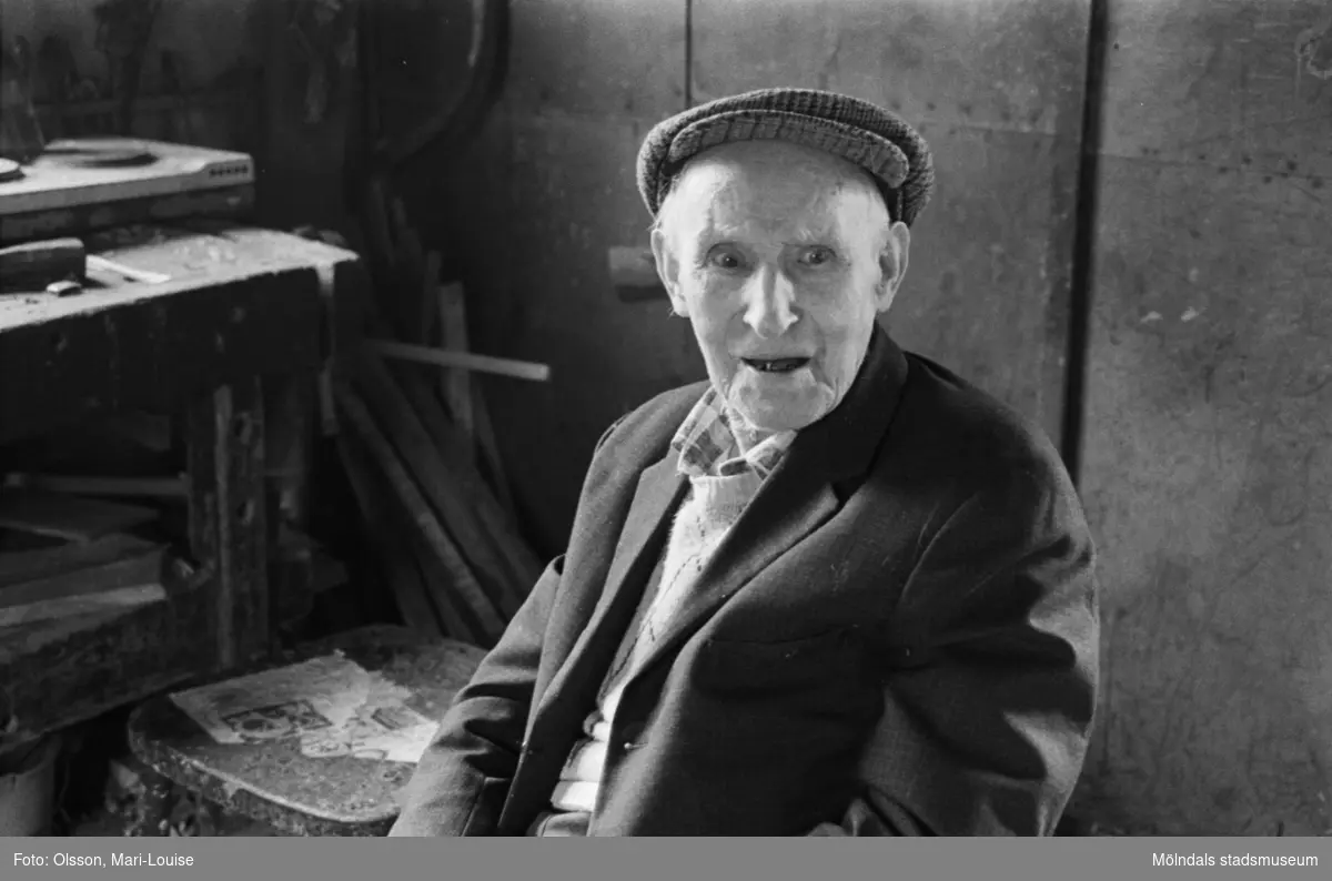 Gustav Johanssson i sin snickarverkstad. Han föddes 10/3 år 1900 på torpet Höganäs (på Berget) i Lindome.
Avled 7/10 1987. Ägde vid sin död gården Dverred 25 i Lindome. Han var en av de sista Lindomesnickarna.