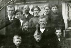 Foran fra venstre: Alfred, Ingjard og Hjalmar Holmen. 2. rek