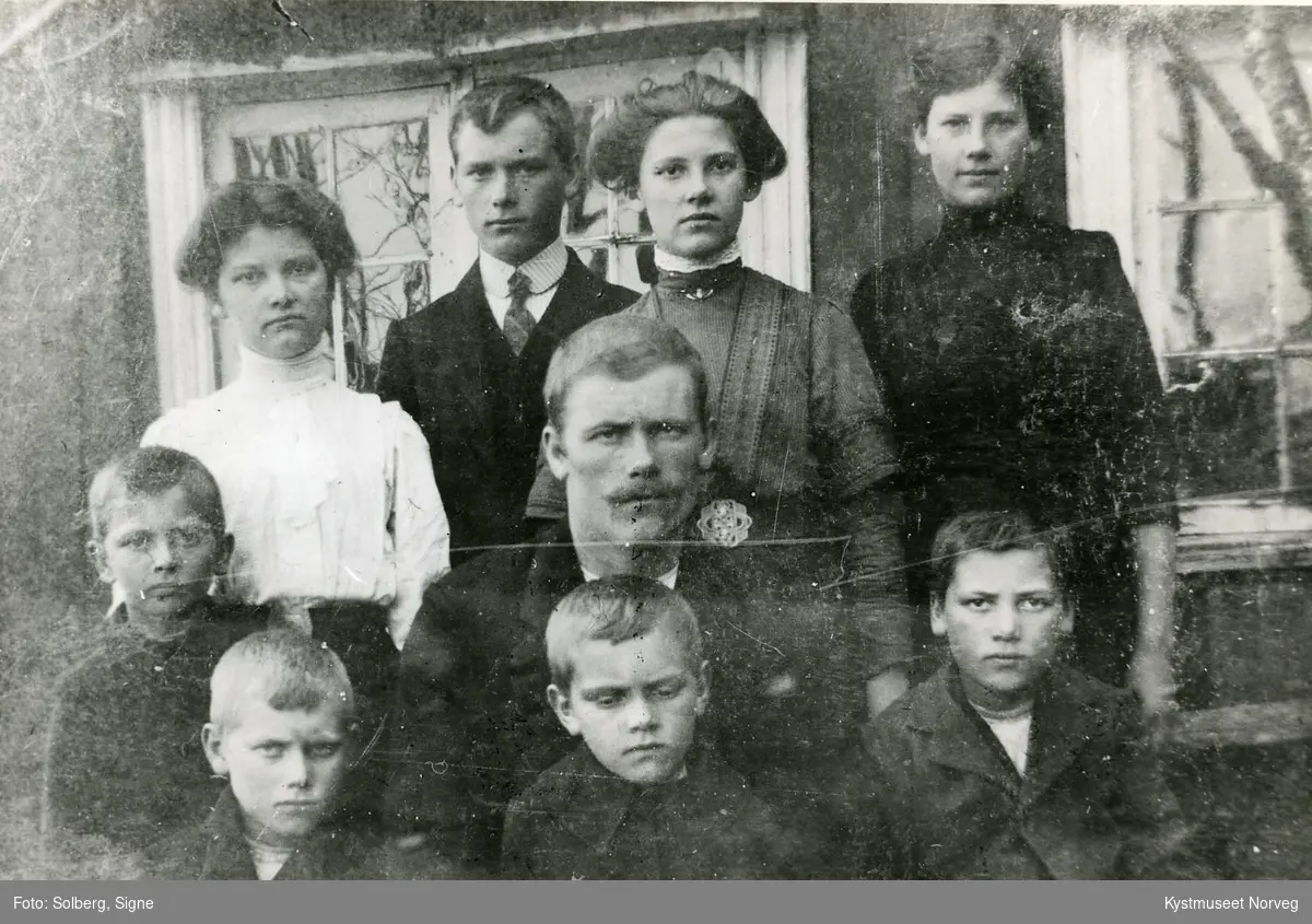 Fra venstre: Alfred, Ingjard og Hjalmar Holmen. 2. rekke fra venstre: Ragnvald og Arne Holmen. Bak fra venstre: Anna, Ingvald, Signe og Synnøve Holmen fra Vik i Flatanger
