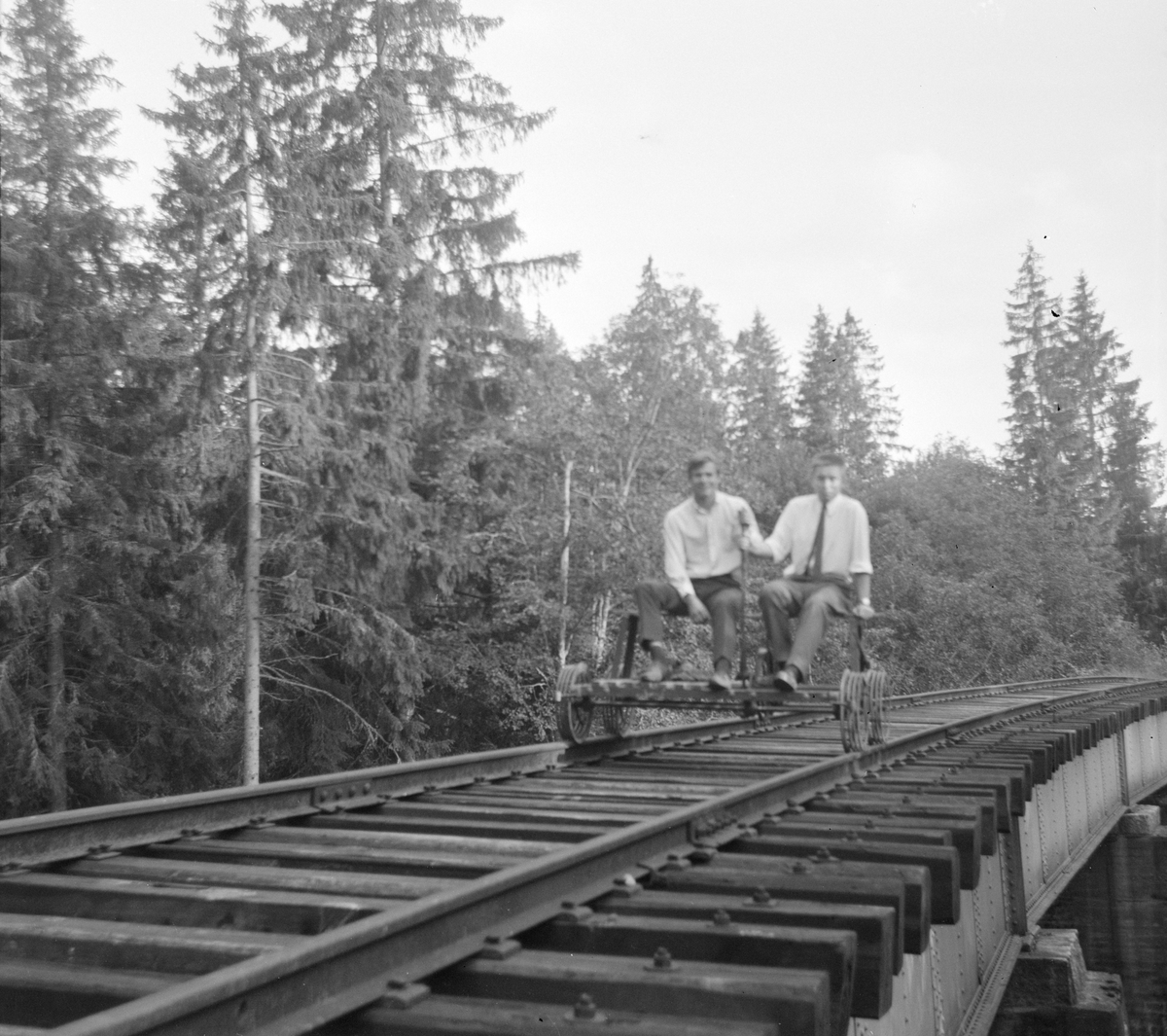 På dressin på Skårud bro på den nedlagte Solbergfossbanen
