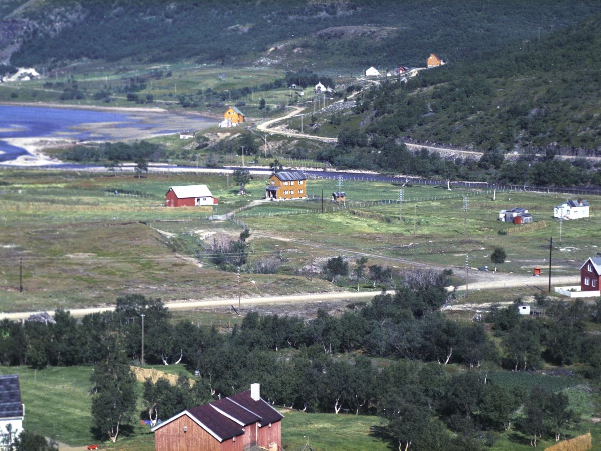 Flyfoto fra Kunes. Negativ nr. 122660. Kunde var Ågåt Karlsen Laksefjord.    Fargekopi finnes i arkivet.