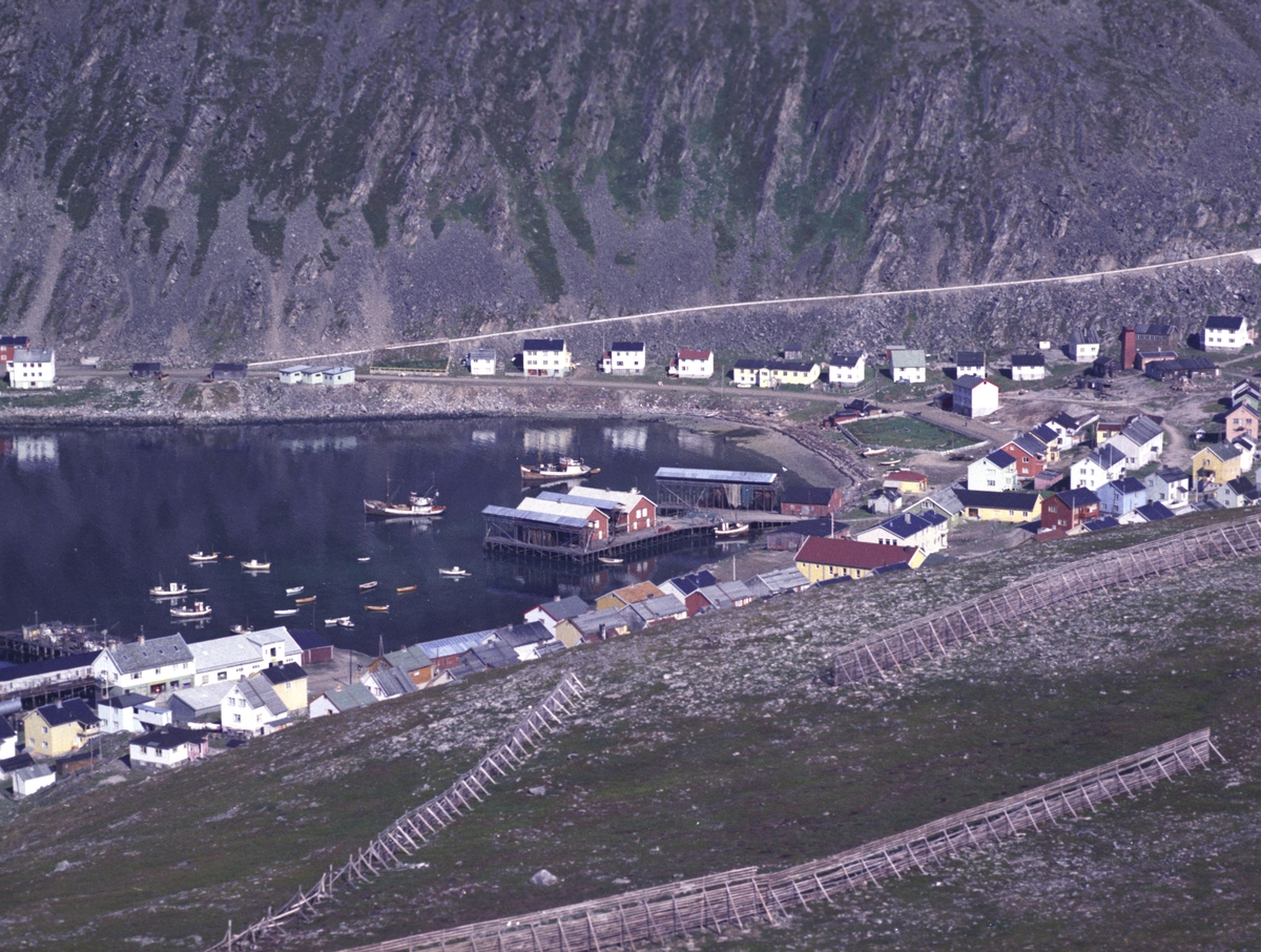 Flyfoto fra Kjøllefjord. Negativ nr. 122744.