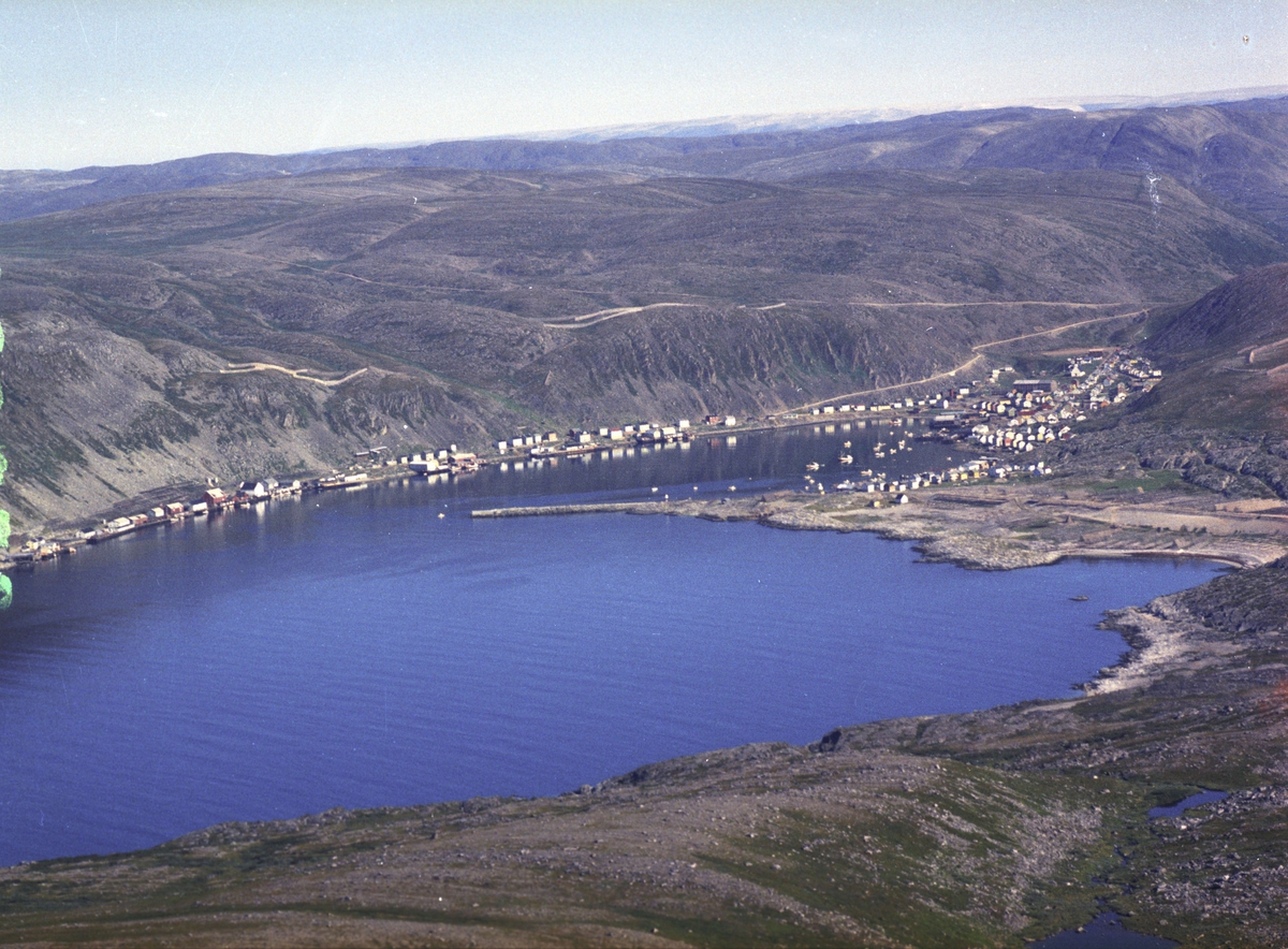 Flyfoto fra Kjøllefjord. Negativ nr. 122753.
