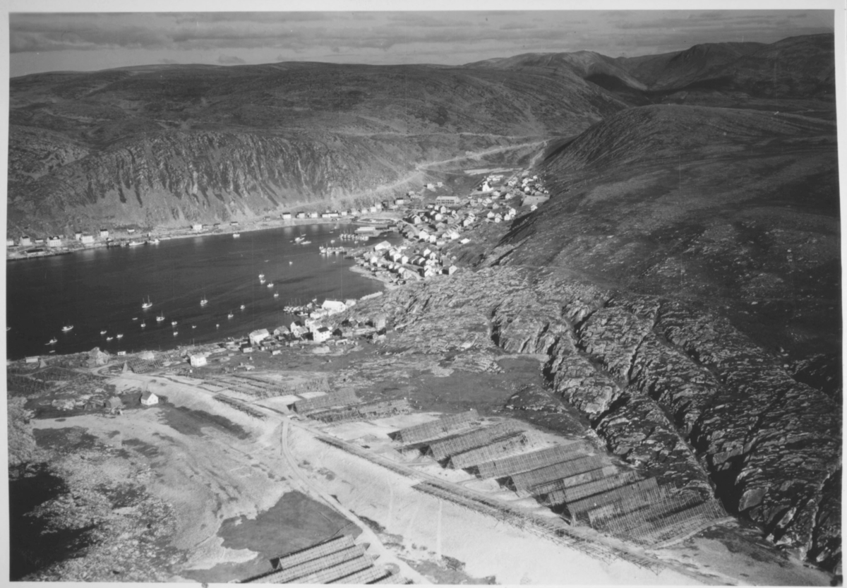 Flyfoto av Kjøllefjord. Fiskehjeller på Galgenes. Nærmeste fiskebruk nær midten av bildet er Hustadbruket.