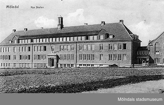 Vykort på Kvarnbyskolan, då kallad Centralskolan (Nya Skolan). Skolan stod färdig 1925.